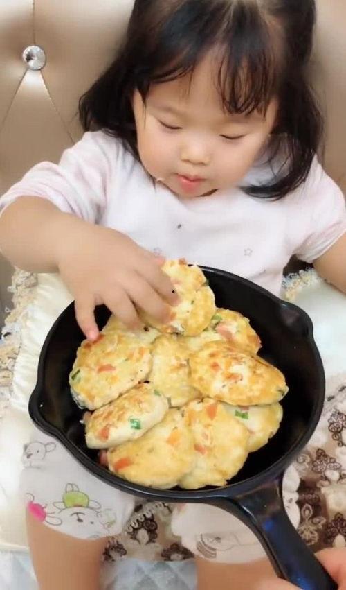 宝贝吃瓜味道棒棒哒,瓜果美味，回味无穷