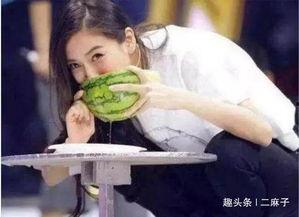 杨幂蹲地上吃瓜,演绎接地气女神风采