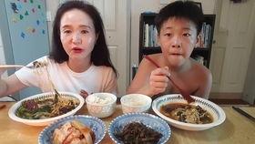 母子合拍吃瓜,共享夏日吃瓜时光